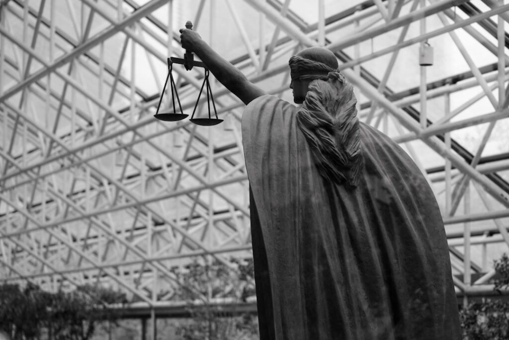 Весы правосудия на фоне разбросанных документов