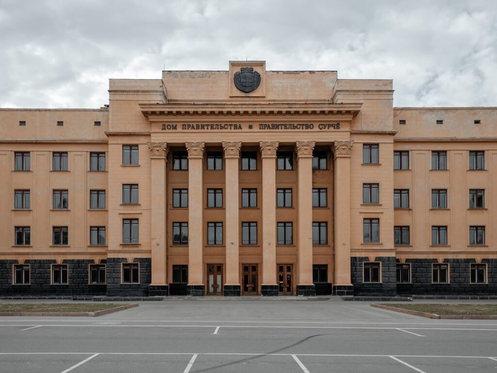 Здание КС РФ с изображением крипто-токенов